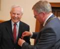 Bild: gsp
Oberbürgermeister Michael Cerny (rechts) verleiht Norbert Fischer die Verdienstmedaille des Verdienstordens der Bundesrepublik Deutschland.