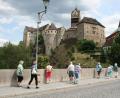 Bild: roh
Erwartungsvoll überschritten die Besucher aus Friedenfels (hier ein Teil) die große Egerbrücke. Vor ihnen tat sich die ganze Schönheit des romantischen Städtchens Elbogen (Loket) mit monumentaler Kaiserburg auf.