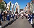 Bild: krb
Kirchenzug - Stadtpfarrer wird abgeholt
