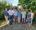 Bild: Johanna Baumann/exb
Ein neuer Vorstand führt künftig den Imkerverein Schwarzenfeld. Karl-Heinz Dausch (Zweiter von links) wurde zum Nachfolger von Hermann Bronold (Vierter von links) gewählt.