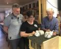 Bild: wro
Die Waldsassenerin Heike Suchanek hatte ihre Löwenköpfchen mitgebracht. Bei der Vorbereitung der Kleintier-Präsentation halfen die Schulungsleiter Josef Dötterl (rechts) und Wolfgang Liedl (links).