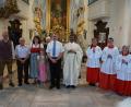 Bild: wec
Dank gilt der Familie Beer nach dem Festgottesdienst zum Patrozinium in der Johanneskirche am Schlossberg (von links): Bürgermeister und Kirchenrat Erich Meidinger, Vater Klaus, Ehefrau Marianne mit Tochter Miriam, Mutter Monika, Mesner Josef Beer, Pater John und einige Ministranten.