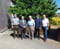 Bild: dpe
Josef Bäumler (Mitte) wird 85 Jahre alt. Ihm gratulieren (von links) MGV-Vorsitzender Wolfgang Siegert, Bürgermeister Peter Dotzler, Vorsitzender Florian Kellner von der Feuerwehr Atzmannsricht- und Dorfgemeinschaftsvorsitzender Werner Kohl.