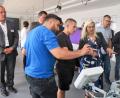 Bild: Hirsch
Auszubildende der Sparte "Elektronik" erklärten Ministerin Melanie Huml den Einsatz von Robotern bei der Herstellung von Smartphones. Links Berufsschullehrer Tobias Krafzcyk, der das Auslandsprojekt in Kenia betreut.