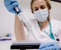 Bild: Carlos Luján/EUROPA PRESS/dpa/Bildarchiv
Eine Krankenschwester bereitet in einem Krankenhaus einen PCR-Tests zur Erkennung des Affenpockenvirus vor.