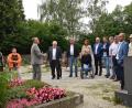 Bild: szl
Der Stadtrat Tirschenreuth informierte sich bei einer Ortsbesichtigung über den Friedhof. Auskunft gaben Irina Weiß von der Stadtverwaltung und Friedhofsgärtnerin Kreszentia Frank (von links).