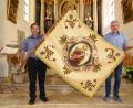 Bild: bey
Im Jahr 1898 wurde die Fahne des Katholischen Männervereins Parkstein geweiht. Ehrenvorsitzender Alfons Plößner (links) und Vorsitzender Max Simmerl werden die im Jahr 2012 restaurierte Fahne in den Mittelpunkt der Feier zum 150-jährigen Jubiläum des Katholischen Männervereins stellen.