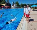 Bild: Stefan Pelz/exb
Die Wasserwacht Mitterteich - hier einige Mitglieder beim Üben des Abschleppens einer bewusstlosen Person – laden am Sonntag, 10. Juli, zu einem Familienfest mit Stundenschwimmen ins Freibad ein.