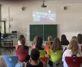 Bild: Regionalbibliothek Weiden/exb
Die Realschülerinnen stellen ihre selbst erstellten Buchtrailer vor, eine etwas andere Form der Buchbesprechung.