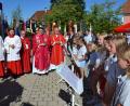 Bild: gi
Die Kirchenmäuse unter der Leitung von Petra Zielbauer stimmten in die Feier zum Patrozinium und silbernen Priesterjubiläum von Pfarrer Udo Klösel (Mitte) ein.