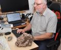 Bild: hcz
Diplom-Geograph Martin Füßl, der Vorsitzende der Vereinigung der Freunde der Mineralogie und Geologie, Bezirksgruppe Weiden, frönt auch am Computer seinem Hobby.