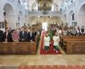 Bild: gz
Pfarrer Martin Rupprecht zieht mit den Ministrantinnen in die fast voll besetzte Pfarrkirche ein.