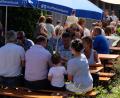 Bild: le
Im schatten lässt es sich gut aushalten beim Fest der evangelischen Gemeinde in Floß.