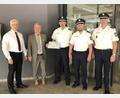 Bild: wro
Die Polizeiwache Wiesau bleibt weiterhin besetzt. Darüber freuten sich (von links) Geschäftsleiter Thomas Weiß und Bürgermeister Toni Dutz. In den Ruhestand verabschiedet wurde Polizeioberkommissar Wolfgang Trottmann (Mitte), der den Posten an Thomas Hoffmann (Zweiter von rechts) übergab. Rechts Erster Polizeihauptkommissar Günther Burkhard.
