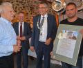 Bild: jr
Große Überraschung für Herbert Rath (vorne, links) Die Marktgemeinde Mähring verlieh ihm an seinem 85. Geburtstag die Ehrenbürgerwürde. Es gratulierten (von links) Landrat Roland Grillmeier, CSU-Kreisvorsitzender und MdL Tobias Reiß, Bürgermeister Franz Schöner und Mühlenhof-Wirt Marco Eckert.