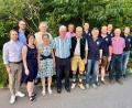 Bild: Hirmer/exb
Bei bester Gesundheit den 75. gefeiert: Robert Kohl (vorne, Vierter von links, mit Ehefrau Marga) und den Gratulanten der Gemeinde, CSU und Fraktion, JU, Frauen-Union, Bienenzuchtverein, TSG-Fußballabteilung mit Förderverein und Altherren