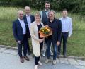 Bild: ero
Dr. Dieter Dodenhöft (Zweiter von rechts) überreichte der neuen Führung des Lions-Clubs Blumen. Die neue Clubspitze bilden (von links) Jürgen Schleicher, Werner Dürgner, Dr. Katja Rödiger, Andreas Beer und Dr. Lars Romfeld.