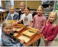 Bild: bsc
Die Kinder freuten sich am Verkaufsstand über die Nachfrage nach selbst gebauten Nistkästen.
