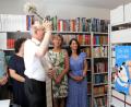 Bild: Josef Böhm
Pfarrer Herbert Rösl segnet die neue Pfarrbücherei im Beisein des Büchereiteams (von links): Michaela Gleißner, etwas verdeckt Birgitt Landgraf, Gabriela Schäffer und Karina Dietl.
