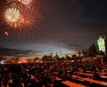 Bild: mor
Das große Brillantfeuerwerk erhellt zum Abschluss den nächtlichen Himmel neben dem beleuchteten Wasserturm und den beiden Masten mit Sternenbanner und Deutschlandflagge.