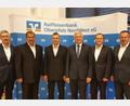 Bild: mez
Vorstand Robert Haubner, Oberrevisor Thomas Binapfl, die wiedergewählten Aufsichtsräte Martin Wolf und Johannes Reger sowie der Geschäftsführer der Raiffeisen-Markt Waren GmbH Josef Scheidler und Vorstandssprecher Joachim Geyer (von links) gestalteten die Vertreterversammlung.