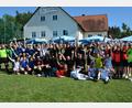 Bild: jr
Zum 20. Mal fand das Zoiglfest der SV-Freunde Pechbrunn-Groschlattengrün statt, zum 18. Mal das Kleinfeldturnier für Hobbymannschaften. Sieben Teams aus der Region nahmen daran teil. Sieger wurde die erste Mannschaft des Burschenvereins Pechbrunn. Unser Bild zeigt die teilnehmenden Teams mit (von links) Schiedsrichter Daniel Fiebig, SV-Freunde-Vorsitzendem Günter Geiler und Turnierleiter Ludwig Hecht.