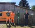 Bild: Jasmin Brunner/exb
Bürgermeister Maximilian Beer appelliert bei der Aufstellung der Stationen durch den Bauhof, dass die „Hundetoiletten“ genutzt werden und so die Probleme mit Hundekot endlich in den Griff zu bekommen sind.