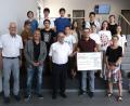 Bild: usc
Vertreter der zwei örtlichen Lions-Clubs übergaben einen Scheck in Höhe von 2000 Euro an die Schönwerth-Realschule in Amberg.