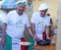 Bild: TSV Reuth/exb
Pizza darf an einem Italienischen Abend nicht fehlen. Am Stand der Chefbackmeister „Alberto e Giovanni“ waren rund ein Dutzend Helfer im Einsatz. So konnte die Warteschlange gut abgearbeitet werden.