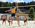 Bild: Hubert Ziegler
In gemischten Mannschaften duellierten sich bei perfektem Sommerwetter am Wochenende in Hirschauer die Sandvolleyballer.