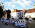 Bild: pz
Rund 100 Besucher in Weiß kamen zum "Dîner en blanc" in den Neuen Gärten in Waldsassen.