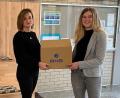 Bild: BHS Corrugated/exb
Sidonia Beldean und Kristina Stauber, Mitarbeiterinnen Corporate Communications, BHS Corrugated (von links) mit einer Bücherkiste für die Schulen.
