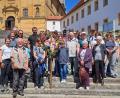 Bild: wlr
Nach dem Gottesdienst versammeln sich die Pilger, vor der Kirche, um vor der Heimreise noch gemeinsam eine kleine Stärkung auf dem Bergfest einzunehmen.