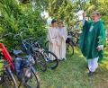 Bild: mas
Guardian Pater Stanislaus segnet beim Ugandafest die vielen Räder.