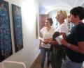 Bild: jzk
Bei der Vernissage in der Stadtbücherei erklärte die Künstlerin Elham Howeizi (Dritte von rechts) den Besuchern ihre Bilder.
