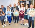 Bild: hai
Der neuen Königsriege der „Zur Linde“-Schützen 2022 mit Winfried Frei, Laura Rieß, Sabine Rieß, Roland Busch, Karina Reindl, Leonie Vicente (vorne von rechts ) gratulierten Vorsitzender Christian Walter, Ehrenvorsitzender Fritz Schindler und Altbürgermeister Manfred Porsch (hinten von rechts).