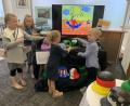 Bild: Annette Spreitzer/exb
Noch bis zum 1. August sind Ausstellungen der Grund- und Mittelschule Windischeschenbach in der Raiffeisenbank zu sehen.