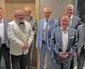 Bild: Lions Club Weiden/exb
Führungswechsel beim Lions-Club Weiden mit Ehrengästen (von links) Daniel Pufke, Bürgermeister Ruzlan Yanchi aus der Ukraine, Anton Forster, Hilfswerk-Vize Franz Wach, Gert Steinwender, Hilfswerk-Vorsitzender Elmar Baumer, Präsident Gerard Ivey-Frank, Sekretär Alexander Schuh, Vizepräsident Bastian Braun.
