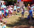 Bild: bkr
Sieben Disziplinen stellen die Kinder für die unterhaltsame und spannende Familienolympiade vor.