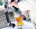Symbolbild: Matthias Balk/dpa
Ein Mann zapft ein Bier aus einer Schankanlage.