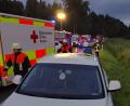 Bild: Feuerwehr Landkreis Cham/exb
Zahlreiche Feuerwehrleute und Rettungskräfte sind an der Unfallstelle im Landkreis Cham. Zwischen Waldmünchen und Geigant hat sich am frühen Mittwochmorgen ein Busunglück ereignet.
