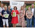 Bild: Brigitte Englhard-Stein/exb
Die Grundschule Ammerthal erhält eine Urkunde für ihr gesundes Mittagessen (von links): Leiterin Nadja Zoll von der Mittagsbetreuung Ammerthal, Köchin Tanja Donhauser, Verpflegungsbeauftragte Alexandra Kaspar, Rektorin Andrea Konrad, Christina Apel von der Vernetzungsstelle Kita- und Schulverpflegung Regensburg, Diplom-Ökotrophologin Johanna Baumann, Elternvertreterin Stefanie Hofmann und Zweiter Bürgermeister Georg Paulus.