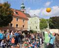 Archivbild: frd
Beim Bürgerfest am Wochenende werden nicht nur Bälle den Luftraum über den Marktplatz Oberviechtach erobern: Gäste können mittels Hebebühne über der Feiermeile schweben.