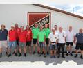 Bild: kro
Das Team der Sportfreunde Kondrau (Mitte) gewannen souverän das Asphaltstockturnier des ASV Waldsassen. Rechts die Zweitplatzierten, der SV Steinmühle und links der Drittplatzierte TC Nabburg. Rechts ASV-Spartenleiter Raimund Bergmann, links Wettbewerbsleiter und Schiedsrichter Michael Ryba.
