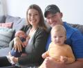 Bild: Gabi Schönberger
Stolz und glücklich: Sarah und Brett Peronto (30 und 33 Jahre alt) mit ihrem Söhnchen Jaxon James und seiner großen Schwester Everly (16 Monate). Der kleine Junge wurde am 28. Juni unplanmäßig zuhause geboren.