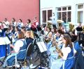Bild: fjo
Ein facetten- und abwechslungsreiches Ensemble begeistert beim Serenadenauftakt in Waidhaus mit dem Vereinsorchester des Musikvereins ein vollauf euphorisches Publikum im weiten Rund des Schulhofs.