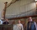 Bild: szl
Mit der Vertragsunterzeichnung mit dem Orgelbauer Mühleisen aus Leonberg bei Stuttgart und der Genehmigung der Diözese fiel der Startschuss für die Sanierung der Weise-Orgel in der Plößberger Pfarrkirche St. Georg. Darüber freuen sich Pfarrer Thomas Thiermann, Organist Florian Löw und Kirchenpfleger Robert Sladky (von links).
