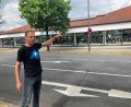 Bild: ca
Stephan Löw zeigt seine fertige Solaranlage. Fix und fertig, angeschlossen, aber nicht in Betrieb.