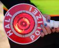 Symbolbild: Martin Schutt/dpa
Eine Polizeistreife hat einem Senior die Autoschlüssel abgenommen.