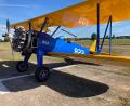 Bild: Aeroclub Schmidgaden
Tiefblauer Rumpf, knallgelbe Flügel: Die Boeing Stearman aus dem Jahre 1943 ist ein echter Hingucker.